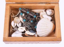 Ékszeres doboz, benne bizsuk, kis porcelán és egy ezüst gyűrű