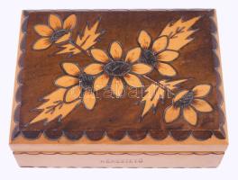 Ékszeres doboz, benne bizsuk, kis porcelán és egy ezüst gyűrű