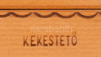 Ékszeres doboz, benne bizsuk, kis porcelán és egy ezüst gyűrű