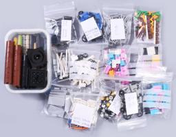 Legó alkatrészek, sebváltó, kormány, építőelemek, stb csoportosítva, sok-féle kb 25 dkg