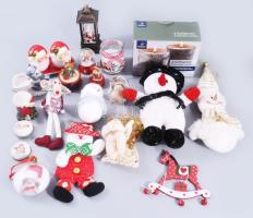Vegyes karácsonyi díszek, 19 darab közöttük zenélő is, elemmel, valamint bontatlan illatgyertya
