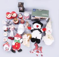 Vegyes karácsonyi díszek, 19 darab közöttük zenélő is, elemmel, valamint bontatlan illatgyertya
