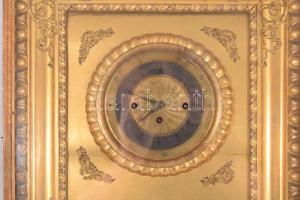 Keretóra. Negyedütős ingajáratos szerkezettel, réz számlappal, réz dombor díszítésekkel. Francia, XI...