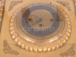 Keretóra. Negyedütős ingajáratos szerkezettel, réz számlappal, réz dombor díszítésekkel. Francia, XI...