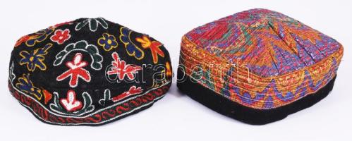 2 db kazah fejfedő, hímzett