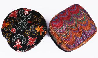 2 db kazah fejfedő, hímzett