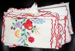 10 darab klf hímzett mintás terítő, zömmel Kalocsai, hozzá 4 darab hímzett szalvéta, klf méretben, kerek és asztali futó.