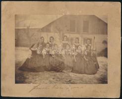 cca 1900 ,,Fonóka társaságunk", guzsalyos hölgyek csoportképe, fotó kartonon, feliratozva, kissé viseltes állapotban, 10,5x14 cm