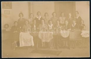 cca 1910-1920 Varrótanfolyam csoportképe, fotólap, a hátoldalon aláírásokkal, 8,5x13 cm