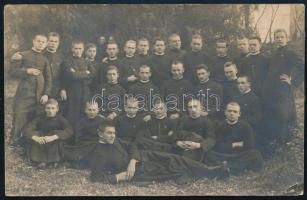 1927 Esztergom, elsőéves teológushallgatók csoportképe, a hátoldalon aláírásaikkal, fotólap, 8,5x13,5 cm