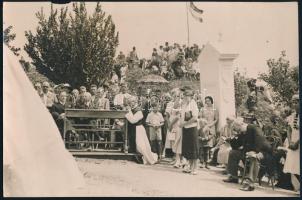 1938 Tihany, megemlékezés a IV. Károly kálváriánál, fotó, a hátoldalon pecséttel jelzett, 11,5x17,5 cm