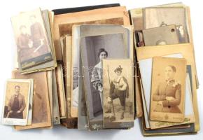 Vegyes keményhátú fotó tétel (vizitkártyák, kabinetfotók, mignon fotók), összesen 50 db, különféle műtermekből, változó méretben és állapotban (közte sérült, foltos)