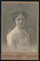 cca 1910 Fiatal hölgy portréja, vizitkártya Szigeti főhercegi kamarai fényképész (Zalaegerszeg és Székesfehérvár) műterméből, 10,5x6,5 cm (Ritka!)