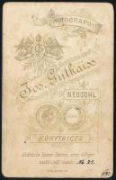 1892 Kislány kosárral és virágokkal, vizitkártya Gutkaiss József besztercebányai (Banská Bystrica, N...