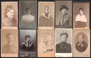 10 db hölgyeket ábrázoló vizitkártya, különféle műtermekből (közte Décsey Ede, Kolozsvár-Arad; Divald Károly, illetve Stricker Ede, Budapest; stb.), vegyes állapotban