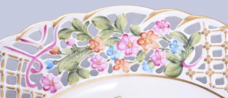 Herendi Rothschild mintás kínáló. Pereménél áttört és virágos mintával, jelzett, egy minimális mázhi...