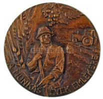 Lajos József (1936-) "A Munkás Évek Emlékére" egyoldalas, öntött bronz plakett (~91mm) T:UNC patina