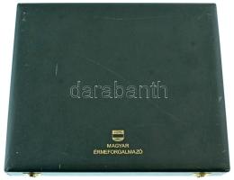 "Magyar Érmeforgalmazó" zöld műbőr éremtartó kazetta 1db kivehető tálcával, összesen 24 férőhellyel (54x53mm/db), használt, szép állapotban
