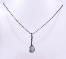 Ezüst (Ag) nyaklánc teniszütő medállal, jelzett, nettó 9,1g