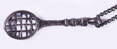 Ezüst (Ag) nyaklánc teniszütő medállal, jelzett, nettó 9,1g