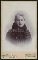 cca 1900 Vaszary Lászlóné, szül. szentgyörgyvölgyi Csupor Mária (1847-1924), Vaszary László (1837-1908) hercegprímási uradalmi tanácsos feleségének portréja, vizitkártya Klomann Nándor esztergomi műterméből, a hátoldalon feliratozva, 10,5x6,5 cm