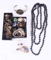 Vegyes bizsu tétel, jó darabokkal, közte ezüst (Ag) nyaklűnc