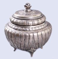 Cukordoboz Ezüst (Ag) dianás jelzéssel. rózsa díszítéssel, Belül aranyozott. d: 12 cm, m: 11 cm 249 g