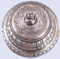 Cukordoboz Ezüst (Ag) dianás jelzéssel. rózsa díszítéssel, Belül aranyozott. d: 12 cm, m: 11 cm 249 ...