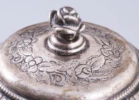 Cukordoboz Ezüst (Ag) dianás jelzéssel. rózsa díszítéssel, Belül aranyozott. d: 12 cm, m: 11 cm 249 ...