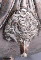 Cukordoboz Ezüst (Ag) dianás jelzéssel. rózsa díszítéssel, Belül aranyozott. d: 12 cm, m: 11 cm 249 ...