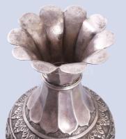 Gazdagon díszített virágos váza. Ezüst (Ag), gilosált. Jelzett 420 g m: 19 cm