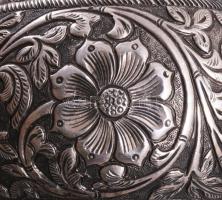 Gazdagon díszített virágos váza. Ezüst (Ag), gilosált. Jelzett 420 g m: 19 cm