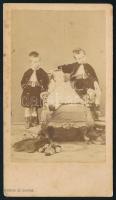 cca 1875 báró Babarczy Kálmán (1842-1879) és gróf Forgách Matild (1853-1882) gyermekei: báró Babarczy Antal, Géza és Gabriella; vizitkártya Borsos és Doctor pesti műterméből, a hátoldalon feliratozva, kissé foltos, 10,5x6 cm