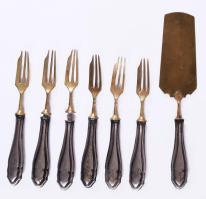 Ezüst (Ag) nyelű süteményes készlet. Dianás jelzéssel, süteményes villa 6 db, tortalapát. 16cm, 21 cm