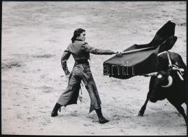 cca 1940 Robert Capa (1913-1954) (eredeti neve Friedmann Endre) magyar - francia fotóriporter felvétele (Női bikaviador, Mexikó), 1 db modern nagyítás, jelzés nélkül, 15x21 cm