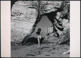 cca 1952 André de Dienes (korábban Ikafalvi-Dienes Andor György) (1913-1985) magyar - amerikai fotóriporter és fotóművész felvétele (Sziklakapu), 1 db modern nagyítás, jelzés nélkül, 21x15 cm