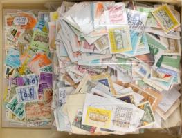 Több száz (vagy ezer) forgalmi bélyeg: leáztatva nettó 82 gramm, kivágásokon 326 gramm (hagyatéki anyag, válogatás nélkül) tasakban ömlesztve