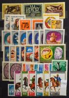 Magyar sorok és blokkok az 1957-1982 közötti időszakból, 8 fekete lapos közepes berakóban (40.150)