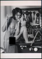 cca 1960 "Töprengés: hogy lehetne lyukra játszani?", szolidan erotikus felvétel, 1 db modern nagyítás, jelzés nélkül, 21x15 cm