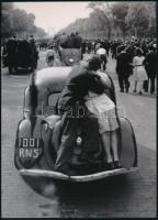 1944 Doisneau, Robert (1912-1994) francia fotóriporter és fotóművész felvétele (Párizs népe ünnepel), 1 db modern nagyítás, jelzés nélkül, 21x15 cm