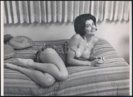 cca 1975 "Kérdő tekintet - Na, jut eszedbe valami?", szolidan erotikus felvétel, 1 db modern nagyítás, jelzés nélkül, 15x21 cm