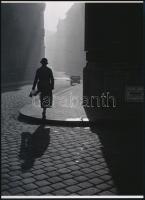 cca 1934 Kinszki Imre (1901-1945) budapesti fotóművész felvétele (Ellenfényben), 1 db modern nagyítás, jelzés nélkül, 21x15 cm