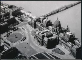 cca 1955 Budapest, a Kossuth tér és a Kossuth híd légi felvételen, 1 db modern nagyítás, jelzés nélkül, 15x21 cm