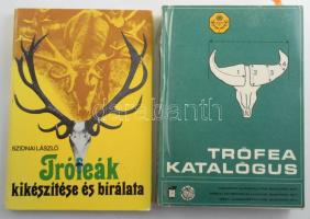 Trófea katalógus. Vadászati világkiállítás. World-Exhibition of Huntung. Welt-Jagdausstellung. Összeáll.: Bakkay László, Kozma György, Szűcs Ferenc. Bp., 1971, Globus-ny., 527 p. Benne 1975-ös, vadászati témájú ajándékozási sorokkal. Kiadói papírkötés, sérült borítóval. +  Szidnai László: Trófeák kikészítése és bírálata. Bp., 1978, Mezőgazdasági,202+6 p. Fekete-fehér fotókkal illusztrált. Kiadói illusztrált kartonált papírkötés, jó állapotban.