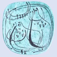 Gorka Lívia (1925 - 2011): Türkiz alapon madaras falitál. Mázas kerámia, 3 támasztólábbal, jelzett, 26x25 cm