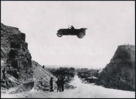 cca 1920 Valódi kísérlet, a nehézségi erő legyőzésére (nem fotómontázs), a végkifejletet sajnos nem ismerjük, csak ezt a képet, 1 db modern nagyítás, jelzés nélkül, 15x21 cm