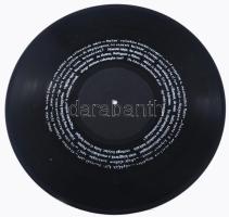 Hegedűs 2 László (1950-): Faludy György. Művészlemez (bakelit), nyomtatott szöveg. Jelzett Hegedűs 2 László által, számozott: 47/100. Faludy György nyomtatott aláírásával és művének szövegrészleteivel. d: 30 cm.