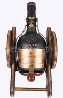 Curvoisier VSOP cognac, 0,7 L 40 % bontatlan palack réz és fa kínáló ágyúban