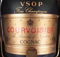 Curvoisier VSOP cognac, 0,7 L 40 % bontatlan palack réz és fa kínáló ágyúban