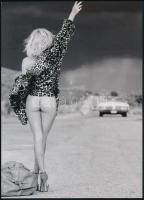 cca 1977 "Országúti sokkoló", szolidan erotikus felvétel, 1 db modern nagyítás, jelzés nélkül, 21x15 cm
